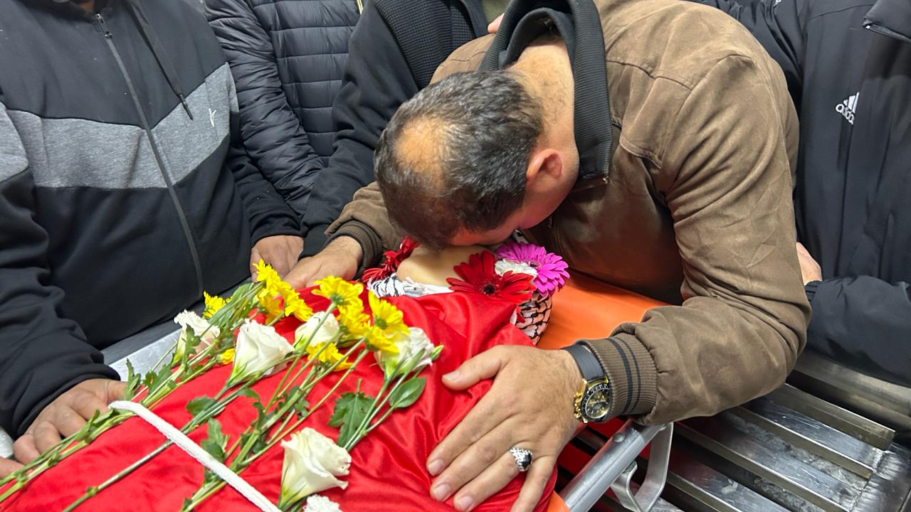 والد الشهيد الفتى محمد زيد يودعه في مجمع فلسطين الطبي برام الله